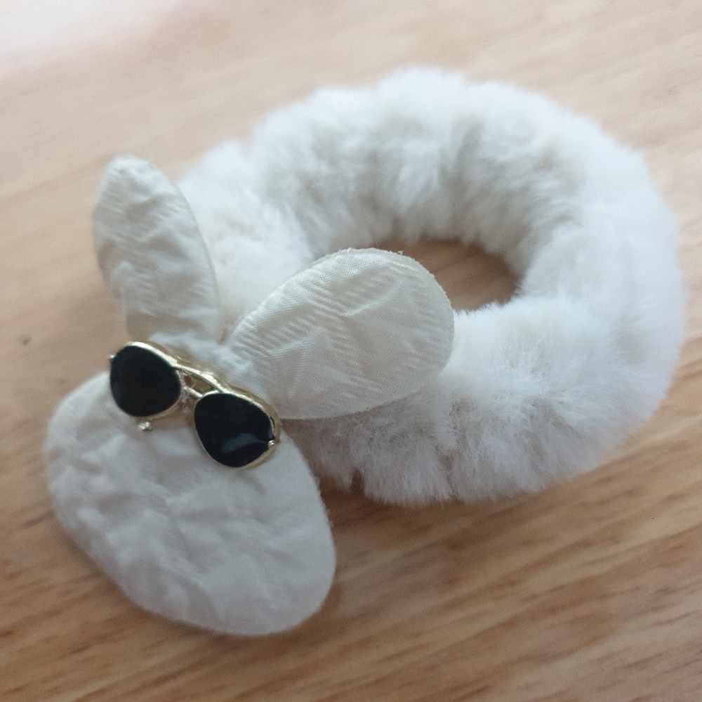 Timeless Grace: White Wine Hair Tie for Women